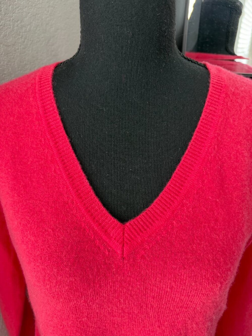 TAHARI 100% Cashmere Pink V Neck Sweater Medium - Picture 9 of 13